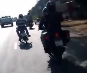 Clip: Xe máy lệch 2 bánh vẫn bon bon trên đường