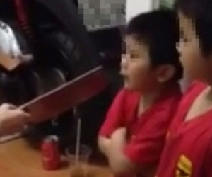 Kinh hãi clip dí dao vào mặt để dạy con trẻ