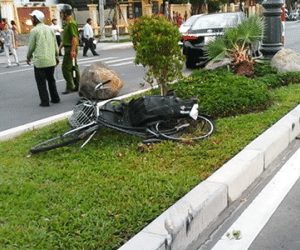 Ôtô mất lái tông người đi xe đạp văng lên dải phân cách