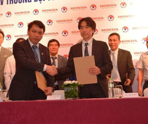 Vì sao VFF giữ chân HLV Miura?