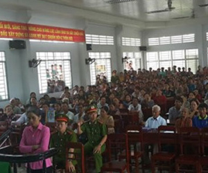 Nghĩ bị giành đất, cháu tưới xăng thiêu chết bà cụ 87 tuổi