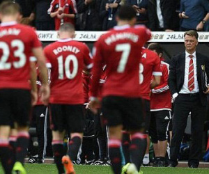 Sốc: Sao M.U câu kết, ra mặt "đấu" Van Gaal