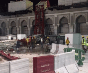 Cần trục đổ vào thánh đường ở Arab Saudi do gió bão