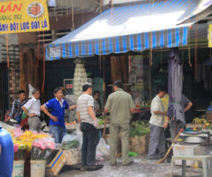 Nam thanh niên chết trên vũng máu trước tiệm tạp hoá