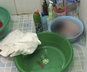 Kinh hoàng bé sơ sinh chết bên cạnh mẹ đang ngất lịm trong nhà tắm