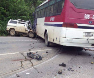 Lạng Sơn: Hai xe khách đâm nhau, hai người chết thảm