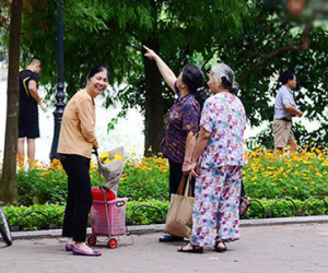 Người Hà Nội thích thú trong tiết trời buổi sáng chuyển se lạnh