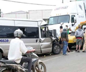 Tài xế xe khách chết thảm sau cú đấu đầu búa bổ với container