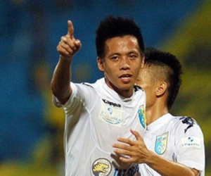 Văn Quyết lập siêu phẩm, HN T&T lên thứ 2