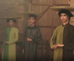 Bạn diễn ví cô gái 1,9 m như bà lão khi đội nia thóc catwalk