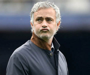 Chửi bác sĩ, cãi nhau với Costa, Mourinho không còn kiểm soát được Chelsea