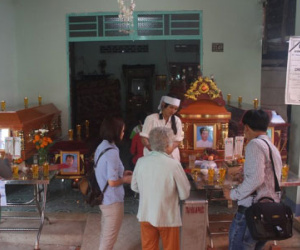 Giận vợ, đốt nhà làm 3 con ruột chết: Xót lòng những cỗ áo quan trẻ thơ