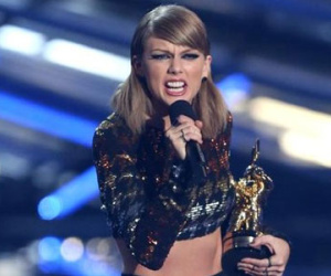Taylor Swift bị tố đã vu khống DJ nam sàm sỡ vòng 3 của mình