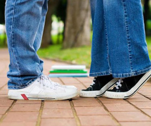 Tranh cãi về "nụ hôn không phép" của bé trai 13 tuổi