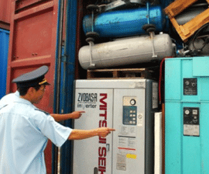 Bắt giữ 3 container chứa thiết bị y tế cũ nhập lậu