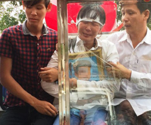 Cha chết cháy cùng 3 con nhỏ: Người mẹ chỉ kịp nhìn thấy 4 cỗ quan tài