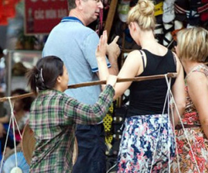 "Công nghệ" giăng bẫy lột tiền khách Tây trên phố cổ Hà Nội