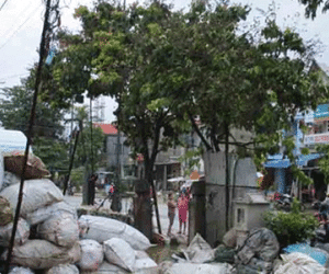 Cứu người đàn ông bị điện 3 pha giật hút vào cột