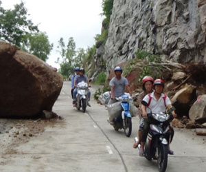 Đóng đường lên Núi Cấm vì lở đá