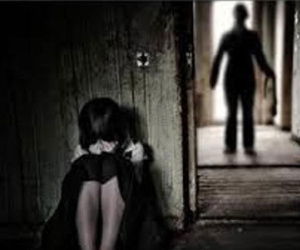 Dùng súng kíp tấn công để giở trò đồi bại với bé gái