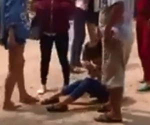 Nữ sinh đánh bạn, hàng chục phụ huynh học sinh bất lực đứng nhìn