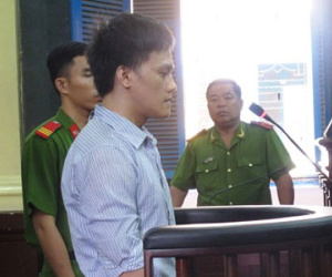 Mời thợ nối mi về làm đẹp, bị siết cổ đến chết