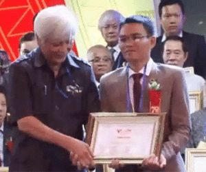 “Thầy bói” được vinh danh chỉ là nhà tài trợ?