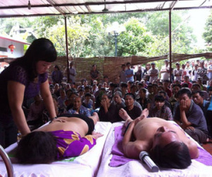 Trị bệnh bằng giẫm đạp: "Khỏi hay không là việc của người ta"