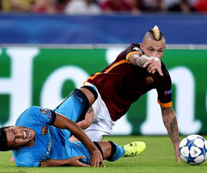 Cầu thủ Roma tái hiện cú tắc bóng khiến Luke Shaw gãy chân