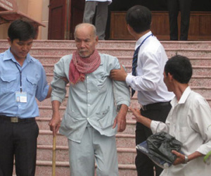Cụ ông 91 tuổi bỏ thuốc sâu vào bình trà đầu độc vợ