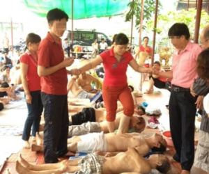 Tạm đình chỉ cơ sở "giẫm đạp chữa bệnh" để điều tra