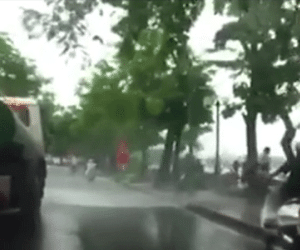 Hà Nội: Xe rửa đường phun nước bắn tung tóe vào người qua lại