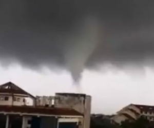 Lốc xoáy khủng khiếp xuất hiện ở Hải Phòng trong sáng nay