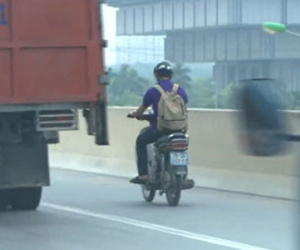 Phạt 1,4 triệu với thanh niên đi xe máy ở đường trên cao