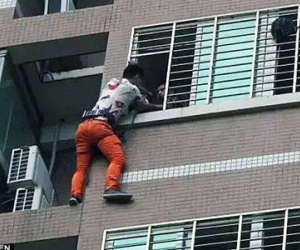 Trốn ngoài cửa sổ suốt đêm vì chồng của bồ về nhà sớm