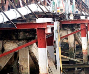 Xà lan đâm rung chuyển cầu sắt, nhiều người ngã nhào