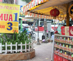 Bán 1 tặng 2 vẫn ế, hàng bánh trung thu tính đóng cửa sớm