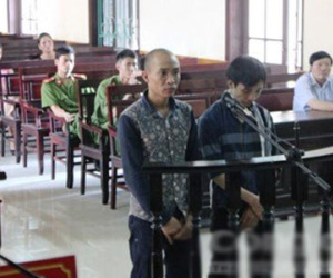 Bị đâm chết khi mang súng AK ra thị uy