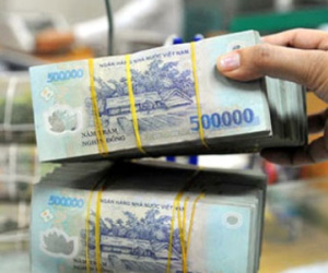 "Bỏ quên" 100 triệu đồng cùng chai rượu tại cơ quan điều tra