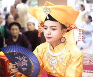 Dân mạng “phát sốt” với “mỹ nam hầu đồng”