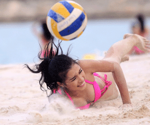 Thí sinh Hoa hậu hoàn vũ Việt Nam mặc bikini chơi bóng chuyền
