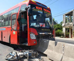 Xe khách tông chết cụ già, hất văng dải phân cách