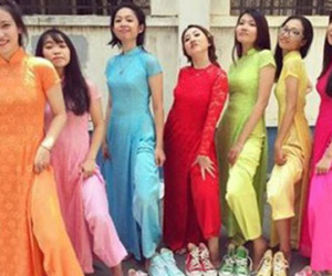 Đám cưới siêu độc: Cô dâu lẫn phù dâu rủ nhau diện áo dài 7 màu