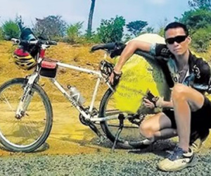 Giận bạn gái, đạp xe sang tuốt... châu Phi