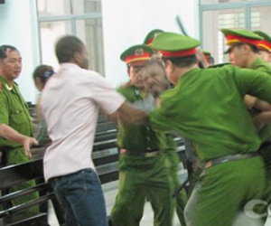 Hai ông Tây “quậy tưng” tòa án