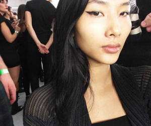 Hoàng Thùy tiếp tục "công phá" sàn diễn London Fashion Week