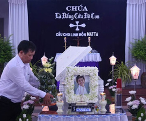Mẹ Ngọc Nữ ngất xỉu bên linh cữu con gái