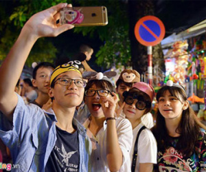 Nam thanh, nữ tú quậy tưng phố trung thu