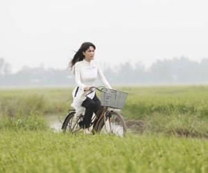 Ngọc Trinh hóa gái quê đạp xe trên đường làng