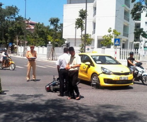 Taxi tông xe ôm đèo 3, hai người bị thương nặng